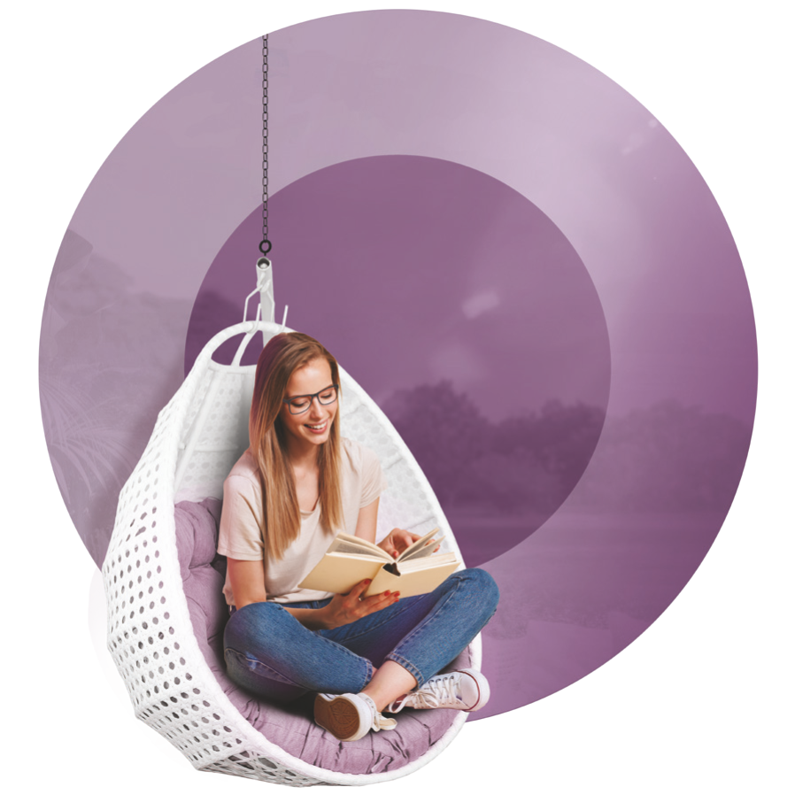 Novax Asfera kişisel tek odaklı gözlük camı kullanıcı ürün görseli; rahat koltukta kitap okuyan kadın. Novax Asfera individual single vision eyeglass lens lifestyle image.