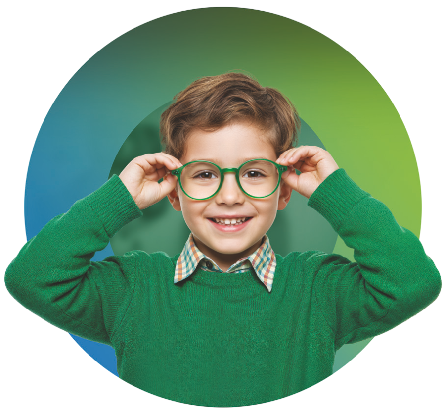 Novax Myopi-X miyopi kontrol gözlük camı kullanıcı ürün görseli; gözlük takan çocuk. Novax Myopi-X myopia control eyeglass lens lifestyle image with a child.